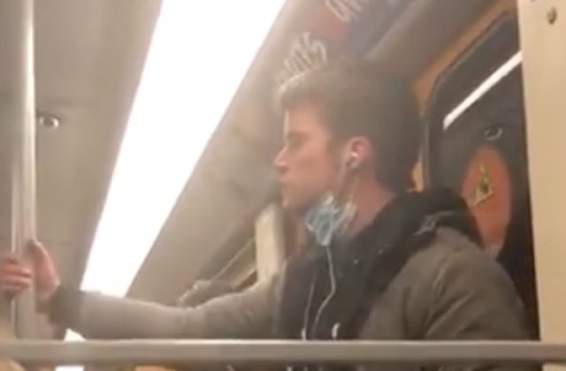 VIDEO Arestat dupa ce a contaminat o bara de sustinere din metrou