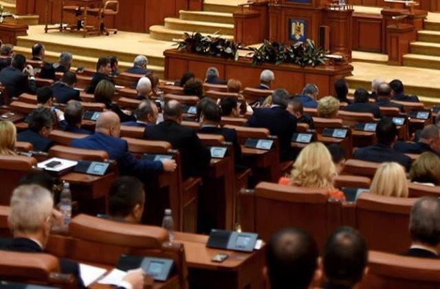 Angajatorii, obligati sa dea liber parintilor in cazul inchiderii scolilor. Cu cat vor fi platiti