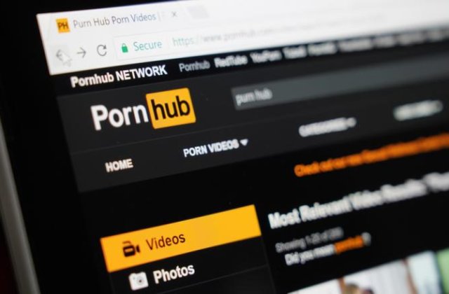 PornHub da "o mana de ajutor" italienilor: acces premium gratuit in martie