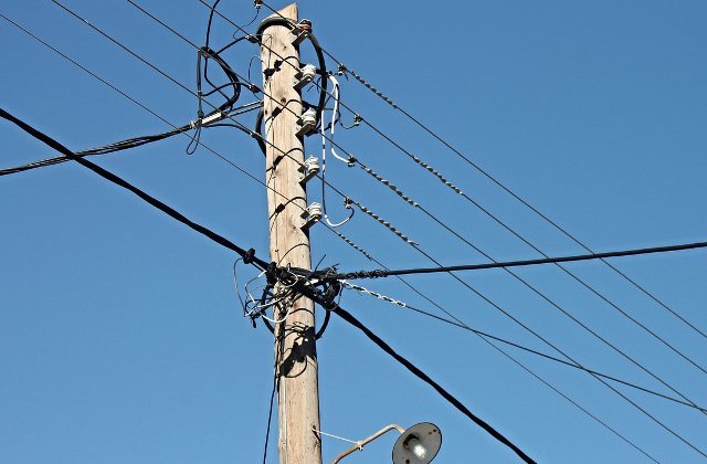 Un baiat de 16 ani s-a electrocutat dupa ce a cazut de pe stalp