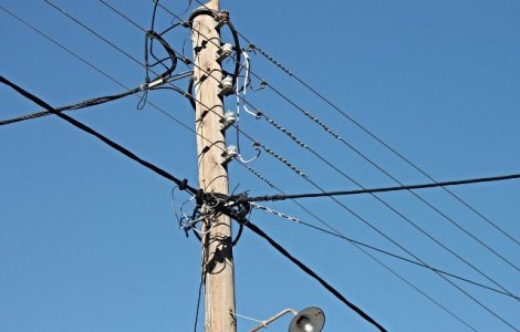 Un baiat de 16 ani s-a electrocutat dupa ce a cazut de pe stalp