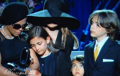 Mama lui Michael Jackson a obtinut custodia copiilor megastarului