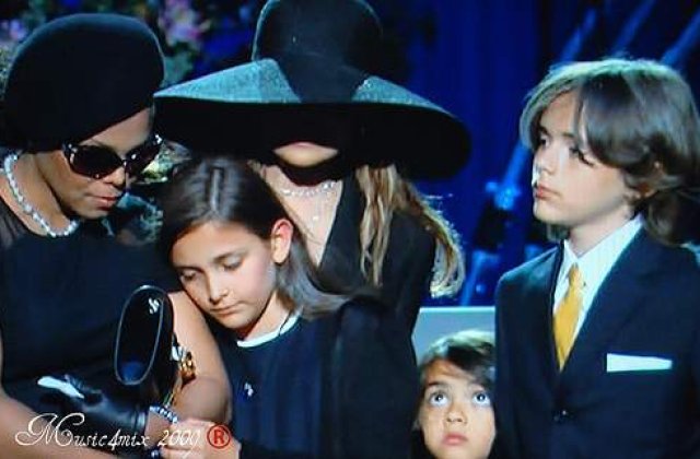 Mama lui Michael Jackson a obtinut custodia copiilor megastarului