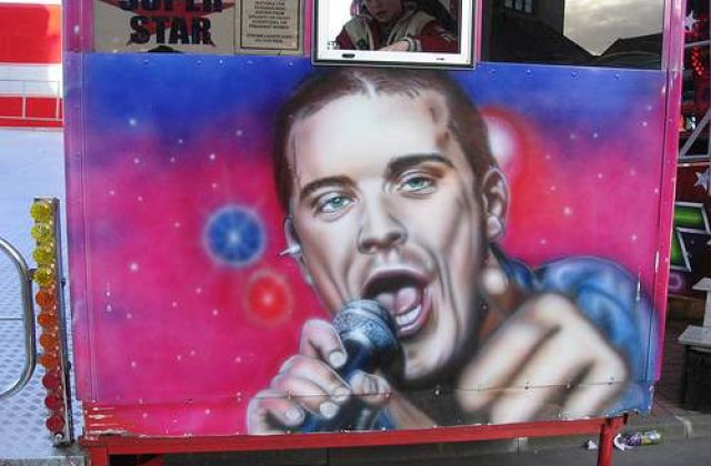 Robbie Williams si Whitney Huston, in locul lui Michael