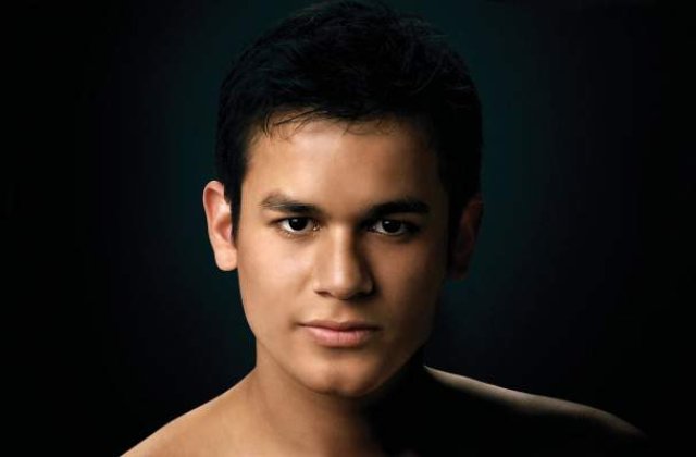 Un actor din "Twilight" a fost arestat dupa ce a urinat in aeroport