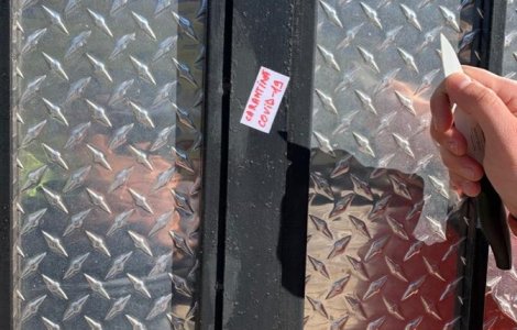 Mai multe persoane s-au trezit cu mesajul "carantina COVID-19" pe porti