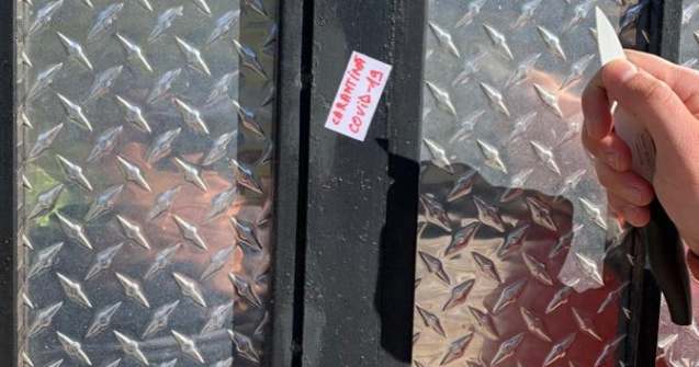 Mai multe persoane s-au trezit cu mesajul "carantina COVID-19" pe porti