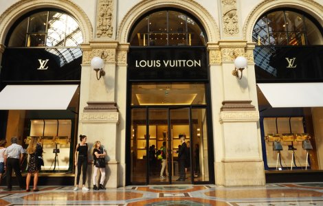 Producatorii parfumurilor de lux vin in ajutorul autoritatilor sanitare