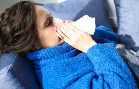 Este stranutul un simptom al Covid-19?