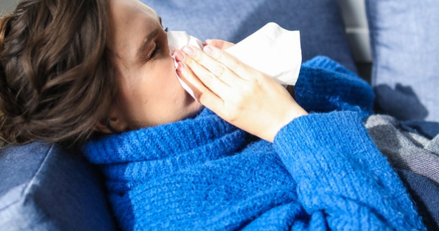 Este stranutul un simptom al Covid-19?