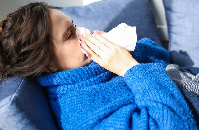 Este stranutul un simptom al Covid-19?