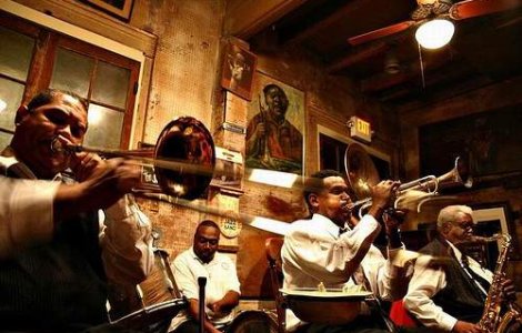 Fanfarele tiganesti din Balcani si muzica klezmer, redescoperite in cluburile de jazz din America