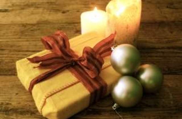 Cat cheltuiesc romanii pe cadourile de Craciun