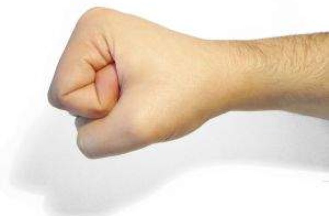 Mainile oamenilor au evoluat pentru a servi la bataie