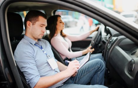 Examenele pentru obtinerea permisului auto se suspenda timp de 30 de zile