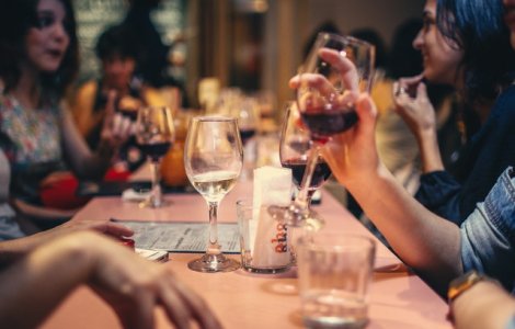 MAI: Barurile, restaurantele si localurile publice vor fi inchise