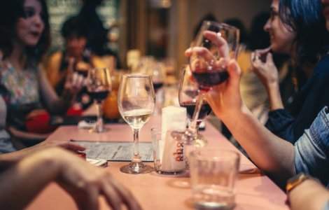 MAI: Barurile, restaurantele si localurile publice vor fi inchise