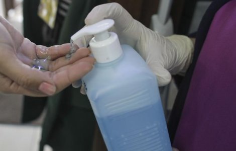 Sute de litri de dezinfectant, furati in drum spre doua spitale din Romania