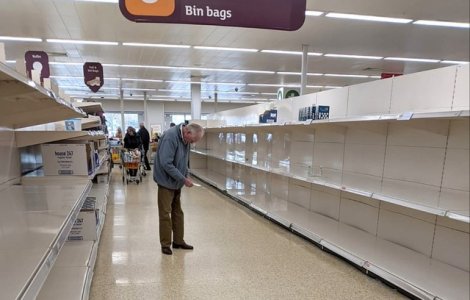  Foto  Un batran printre rafturile goale. Nu mai are ce sa cumpere de mancare