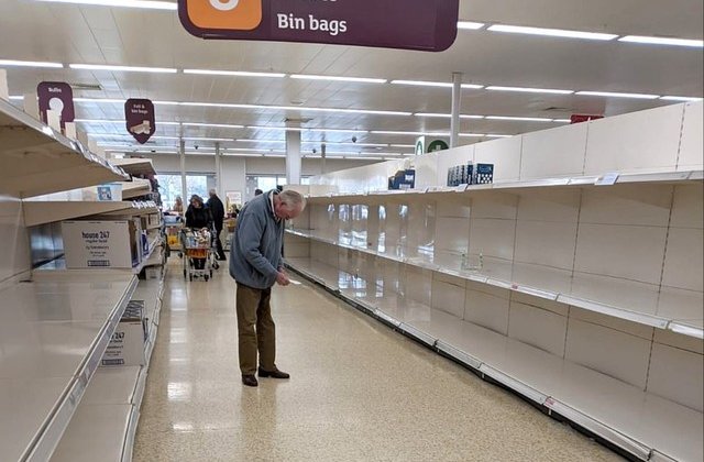 Imagine emotionanta: Un batran printre rafturile goale. Nu mai are ce sa cumpere de mancare