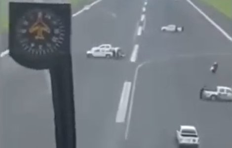 Avion impiedicat sa aterizeze. Pista a fost blocata cu vehicule de autoritati