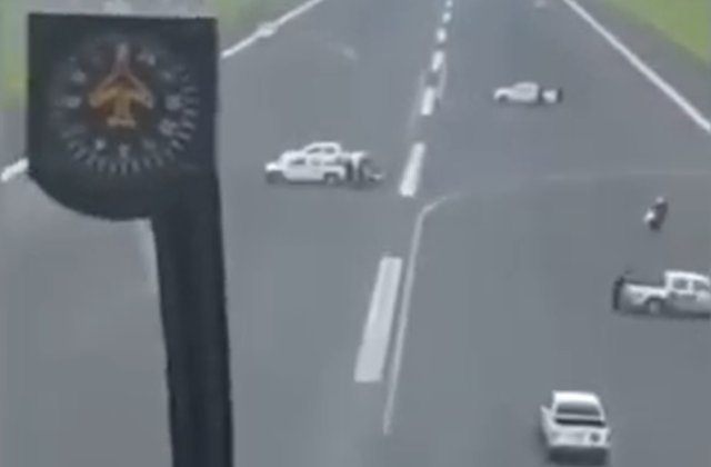 VIDEO Avion impiedicat sa aterizeze. Pista a fost blocata cu vehicule de autoritati