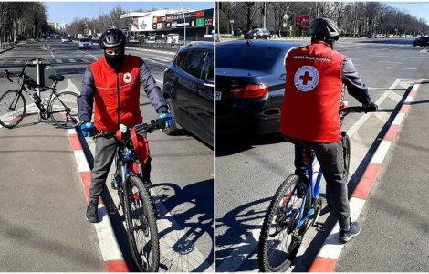 Un biciclist din Constanta face cumparaturi gratuite pentru oamenii izolati