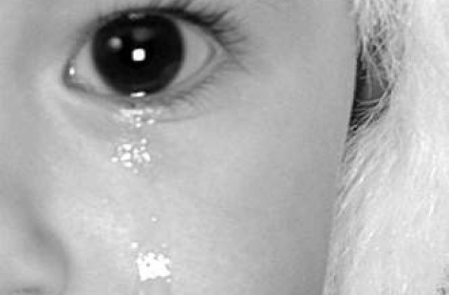 VIDEO: O mama isi taraste copilul legat cu o curea de gat