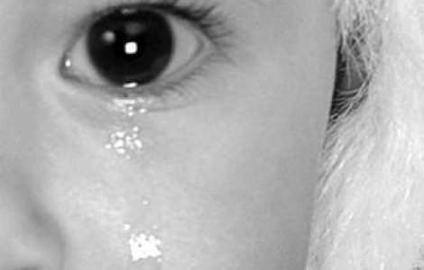 VIDEO: O mama isi taraste copilul legat cu o curea de gat