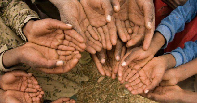 Topul vedetelor care au donat cei mai multi bani in 2012