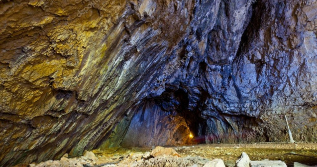 VIDEO Sapte persoane disparute au fost gasite intr-o pestera din Dambovita