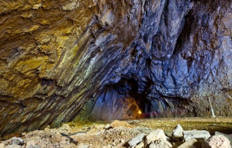 VIDEO Sapte persoane disparute au fost gasite intr-o pestera din Dambovita
