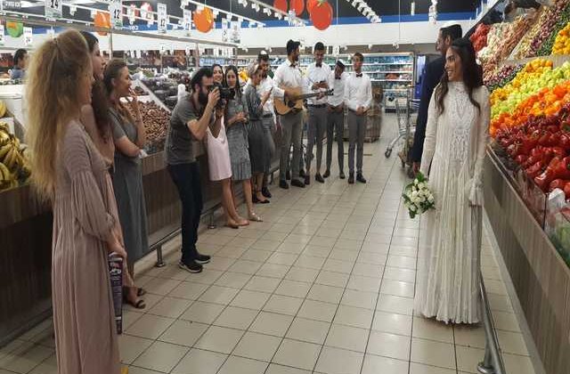 Ce faci cand aveai programata nunta, dar e pandemie? O muti in supermarket