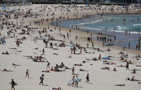 Sute de persoane au ales sa stea la plaja in loc sa se protejeze de coronavirus