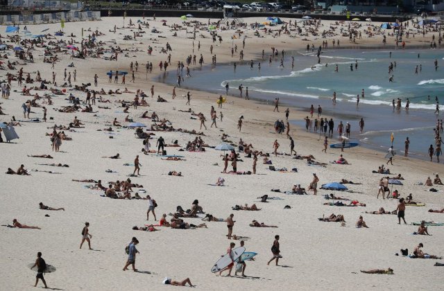 Sute de persoane au ales sa stea la plaja in loc sa se protejeze de coronavirus