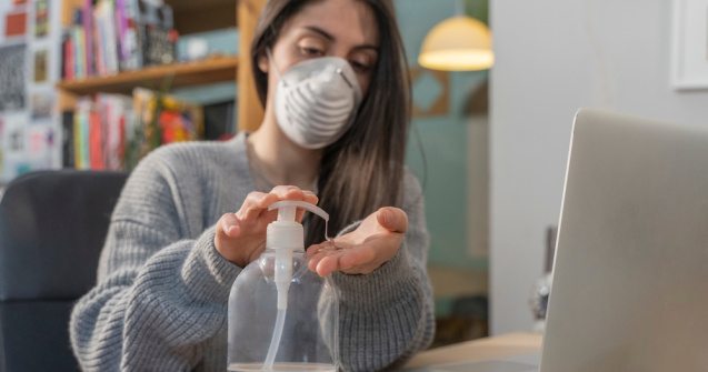 Toxicolog: Multi romani se polueaza in propria casa prin obiceiuri nesanatoase