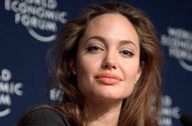 VIDEO: Statuie nud a Angelinei Jolie, in Oklahoma