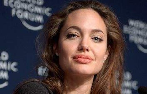 VIDEO: Statuie nud a Angelinei Jolie, in Oklahoma