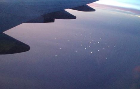 OZN fotografiat urmarind un avion Hercules