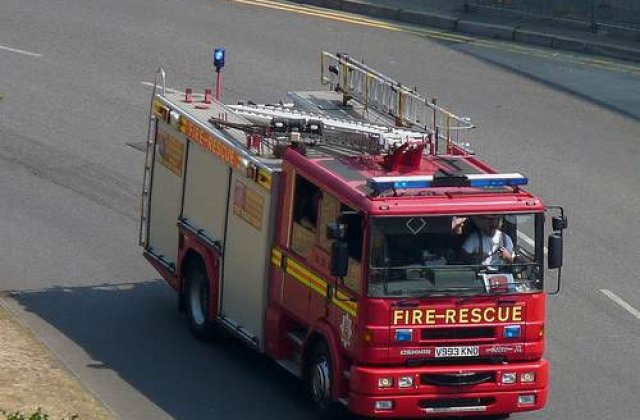 Opt raniti dupa ce motorul unui avion a luat foc pe un aeroport din Paris