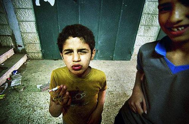 VIDEO: Cel mai tanar fumator din lume