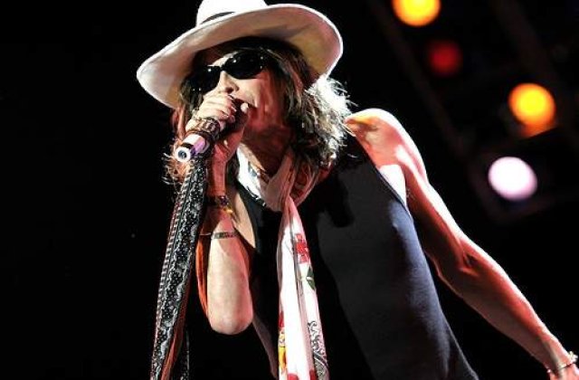 Solistul Aerosmith a ajuns la spital dupa ce a cazut pe scena