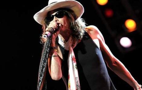 Solistul Aerosmith a ajuns la spital dupa ce a cazut pe scena