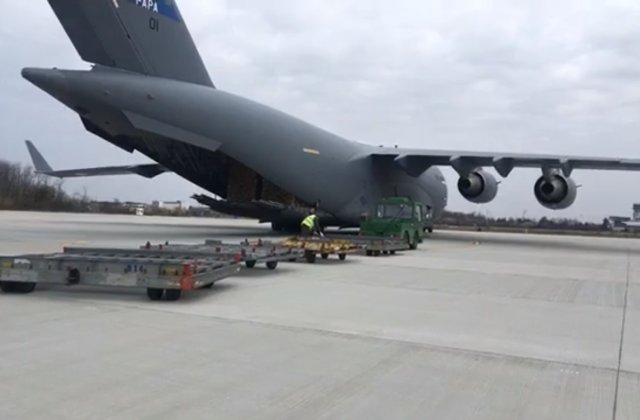 45 de tone de echipamente medicale, aduse &icirc;n Rom&acirc;nia, din Coreea de Sud, cu o aeronavă NATO