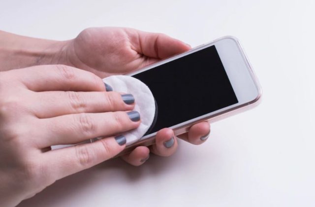 Cât timp poate supraviețui coronavirusul pe telefonul mobil