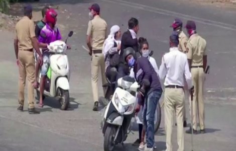 Polițiștii din India îi bat cu bețe de bambus pe cei care nu respectă carantina
