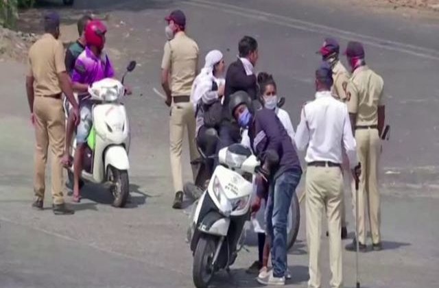VIDEO Polițiștii din India &icirc;i bat cu bețe de bambus pe cei care nu respectă carantina