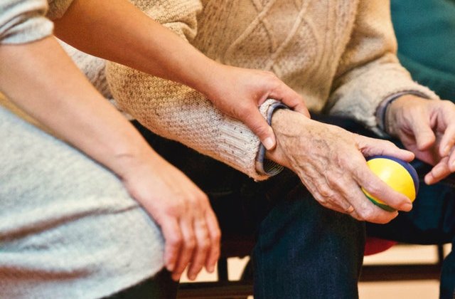 O bătr&acirc;nă &icirc;n v&acirc;rstă de 103 ani s-a vindecat de coronavirus