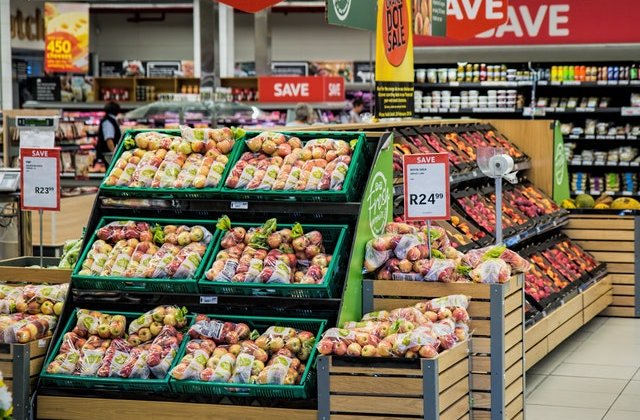 Alimente în valoare de 35.000 de dolari aruncate după ce o femeie a tușit intenționat peste ele