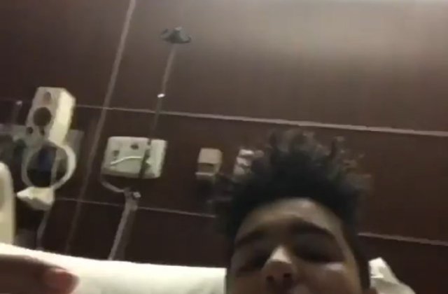 Influencer, testat pozitiv cu COVID-19, după ce a făcut „Coronavirus Challenge”. Tânărul a lins capacul unui vas de toaletă